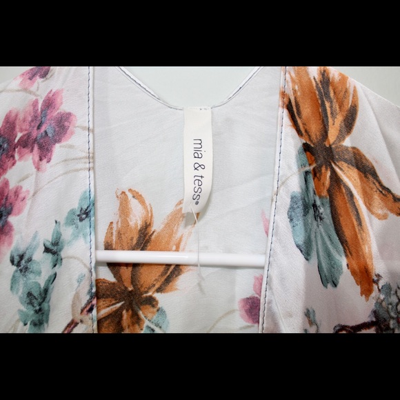 Boho Mia and Tess Floral silky and light kimono - Picture 2 of 4